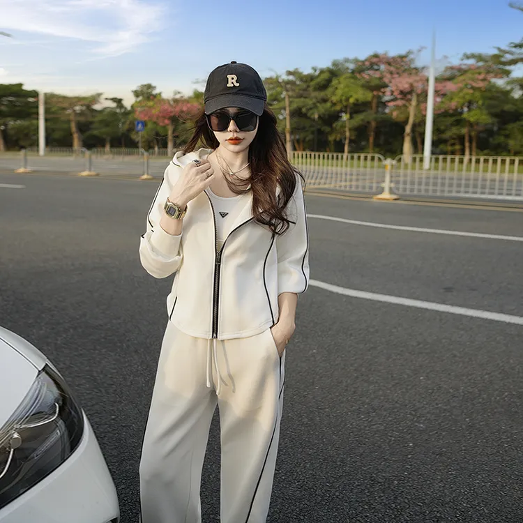 小个子穿搭休闲运动套装女秋2025新款洋气显瘦白色连帽卫衣三件套
