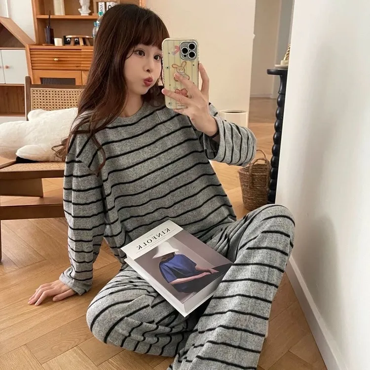 带胸垫德绒睡衣新款女秋冬季爆款卡通休闲舒适宽松保暖家居服套装