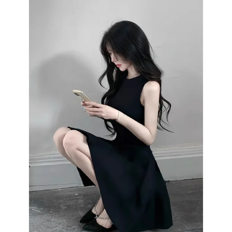 黑色赫本风a字收腰绝美无袖连衣裙2025新款夏季小黑裙掐腰短裙子