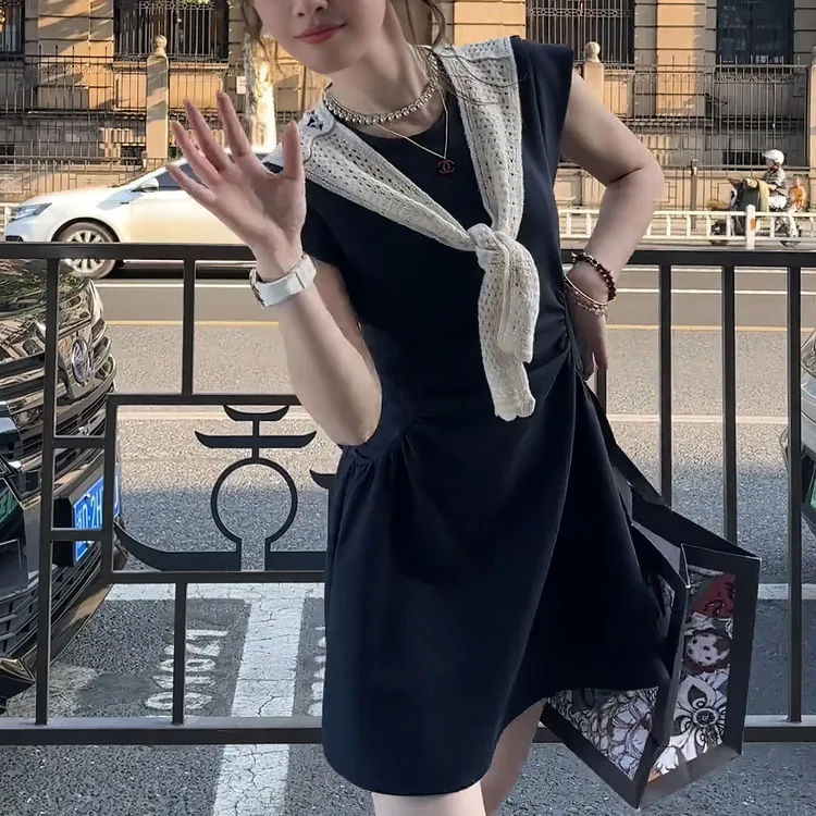 2025年夏季ins风新款设计感小众法式显瘦宽松褶皱收腰U型连衣裙女