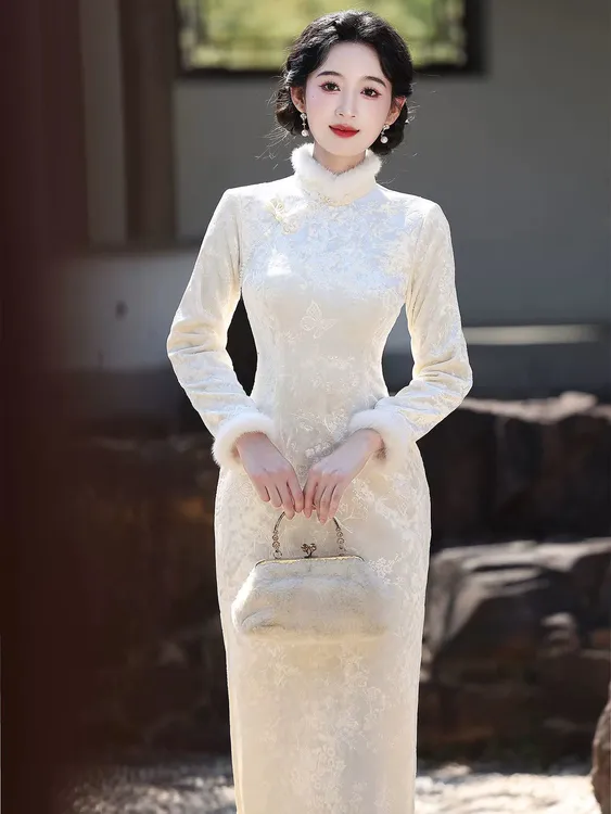 米白色旗袍加绒加厚秋冬款长款高端奢华修身收腰订婚新中式连衣裙