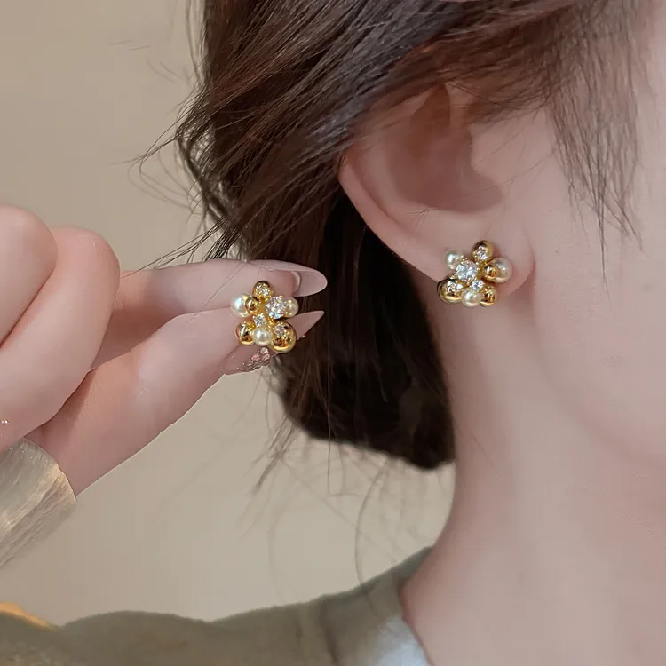 铜合金耳饰 花朵仿珍珠耳环新款高级感漂亮耳钉小众时尚秋冬耳饰