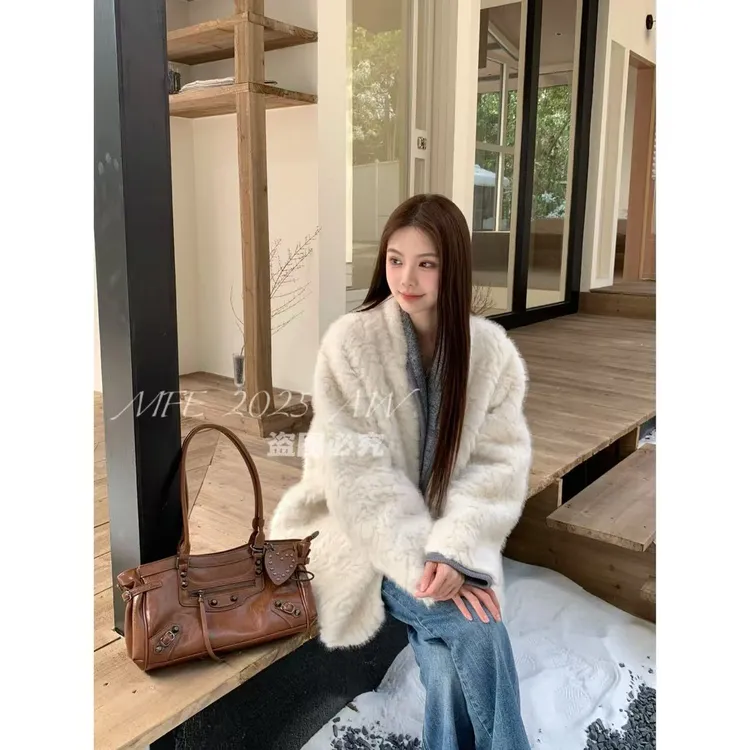 2025/MFE | 芬兰雪景  环保小湖羊仿皮草皮毛一体外套时新款战袍