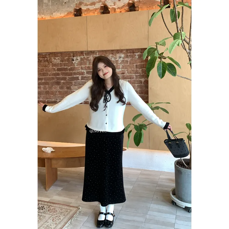 青屿衫-微胖大码冬季高级感拼接V领呢子上衣+波点丝绒半身裙套装
