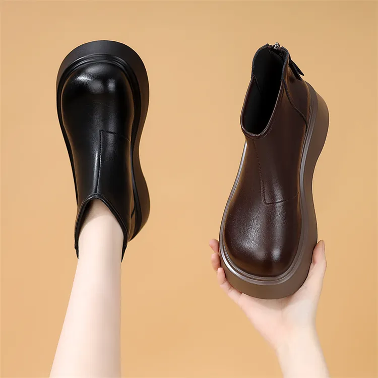 黑色短靴2025秋冬新款圆头显脚小女士短筒靴时尚百搭后拉链马丁靴