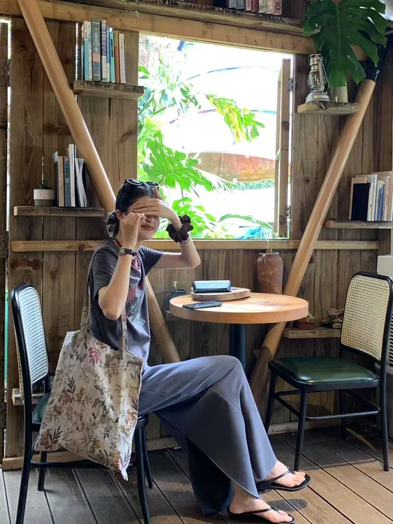 韩系深灰色印花短袖女t恤2025夏季新款复古设计感半身裙两件套装