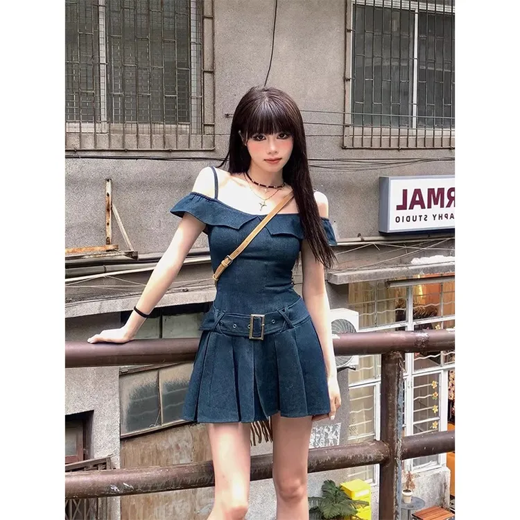 美式复古蓝色牛仔一字肩吊带连衣裙女夏季新款纯欲辣妹显瘦百褶裙