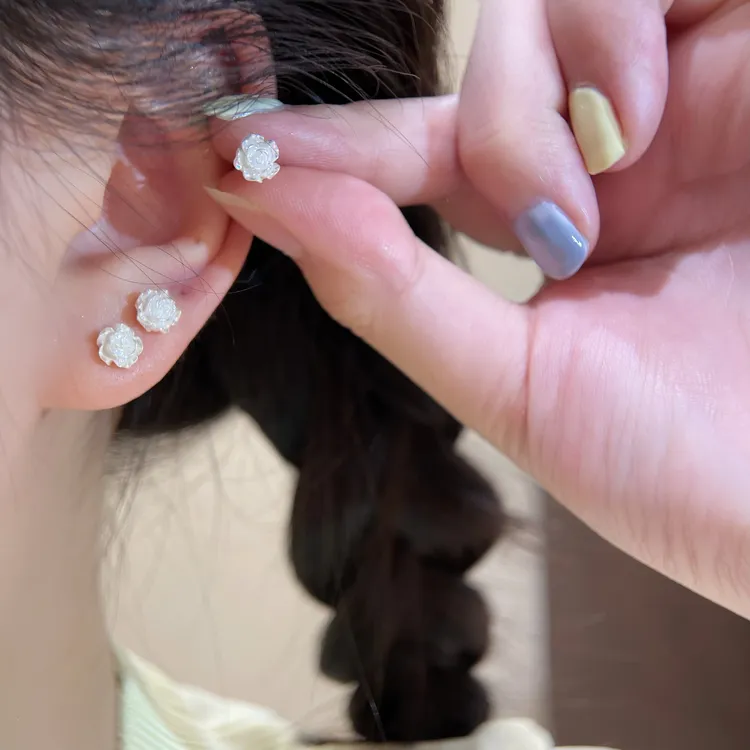 铜合金耳饰 白色玫瑰花朵耳钉百搭时尚轻奢复古精致F439