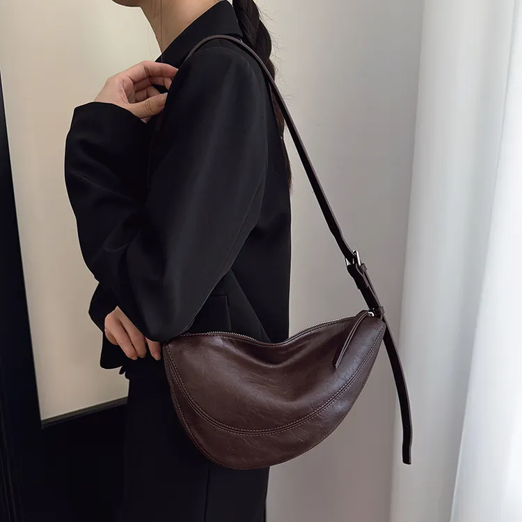 时尚网红斜挎包腋下可调节单肩斜挎ins洋气百搭复古小包包牛角包