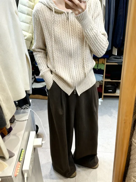 韩系休闲风通勤套装2025秋冬燕麦色毛衣外套加绒咖色休闲裤两件套