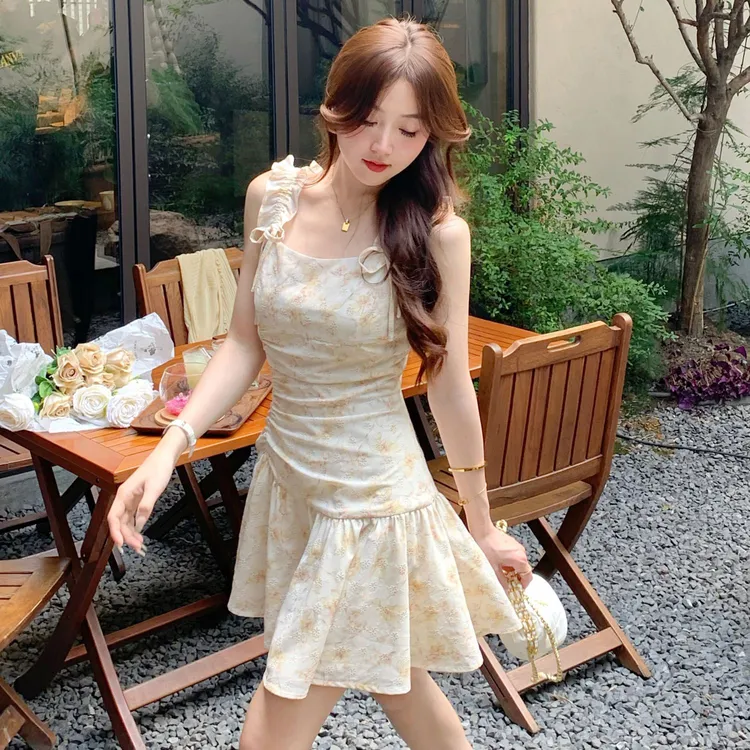 法式茶歇奶黄色碎花连衣裙女夏季2024新款小个子甜美收腰吊带短裙