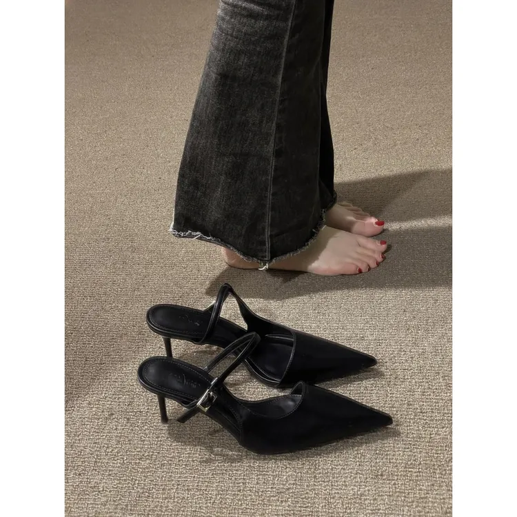 一个时髦的女人~鞋柜里应该有双尖头细跟鞋