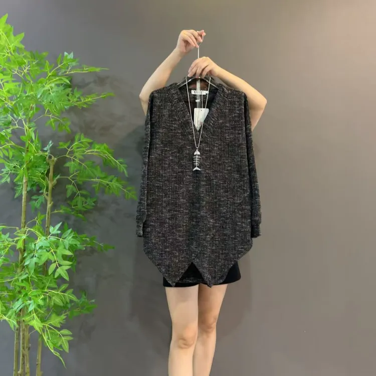 833秋冬大码简约气质V领不规则设计感遮肉大衫中长款显瘦上衣女