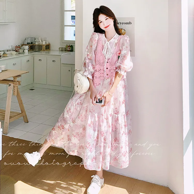 粉色钩花马甲碎花衣裙两件套女夏2025新款多巴胺穿搭少女减龄长裙