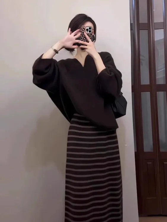 巨好看的冬装一整套大方得体气质御姐咖色毛衣条纹半身裙百搭套装