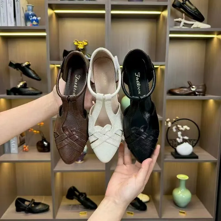 【品牌力荐】2025夏季包头镂空透气时尚百搭尖头粗跟设计感单鞋8528