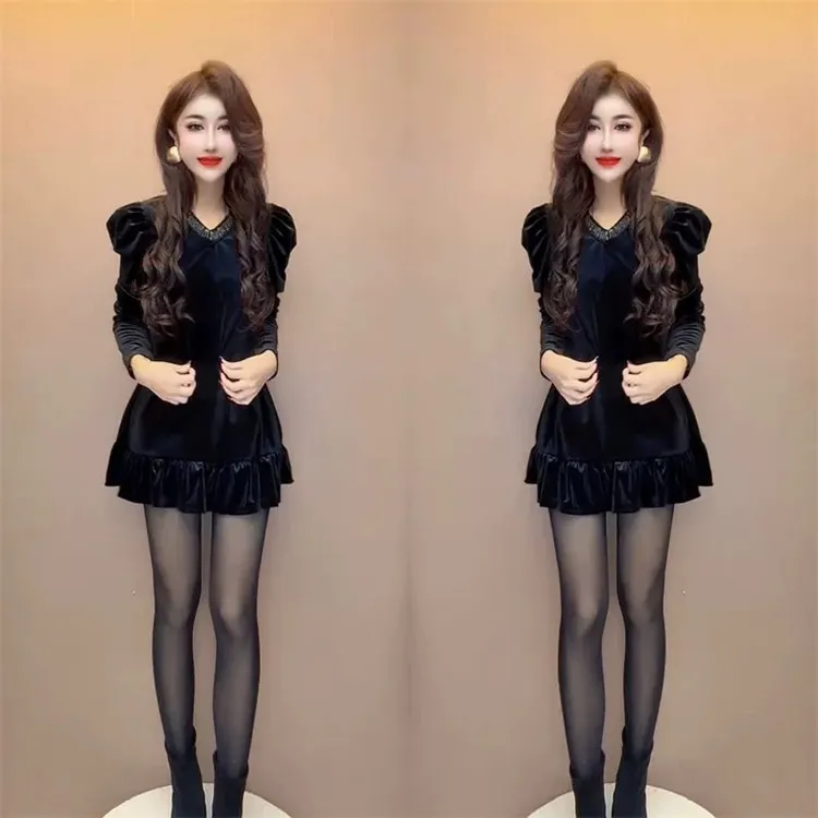 松弛自在感时尚大衫女2025年冬季新款烫钻领口泡泡袖纯色连衣裙