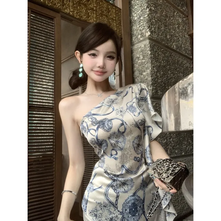 古着花纹设计感缎面斜肩上衣女夏季新款高级感气质不规则印花小衫