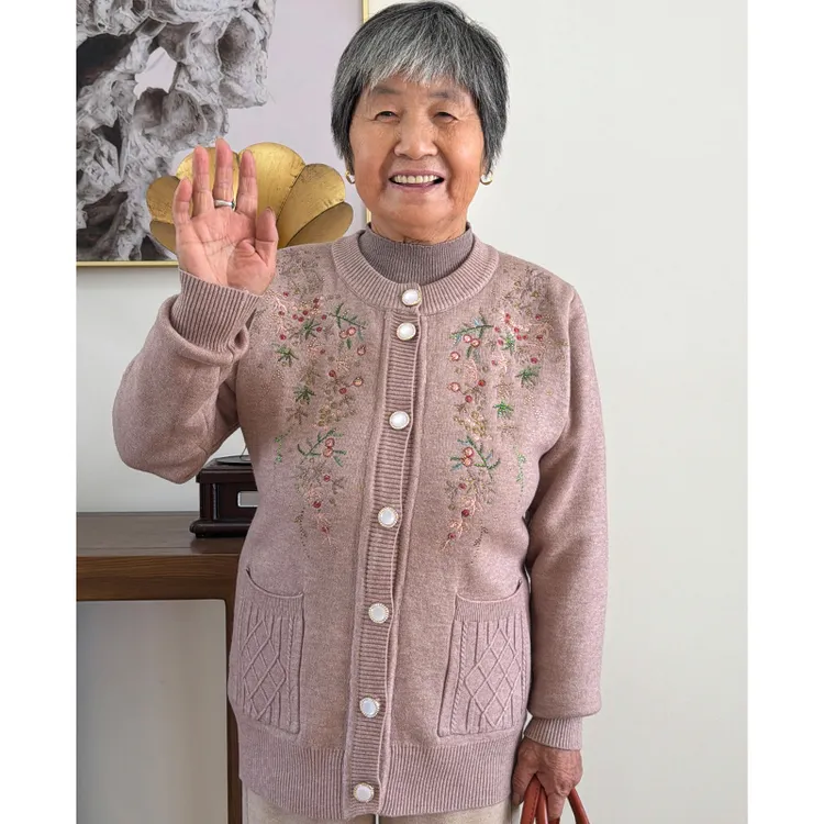 奶奶秋装女外套时尚毛衣老年人妈妈装加绒针织开衫宽松舒适上衣服