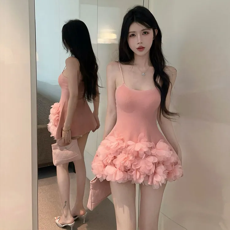 夏季新款时尚粉色外穿设计感绝美纯欲收腰立体花朵甜辣吊带连衣裙