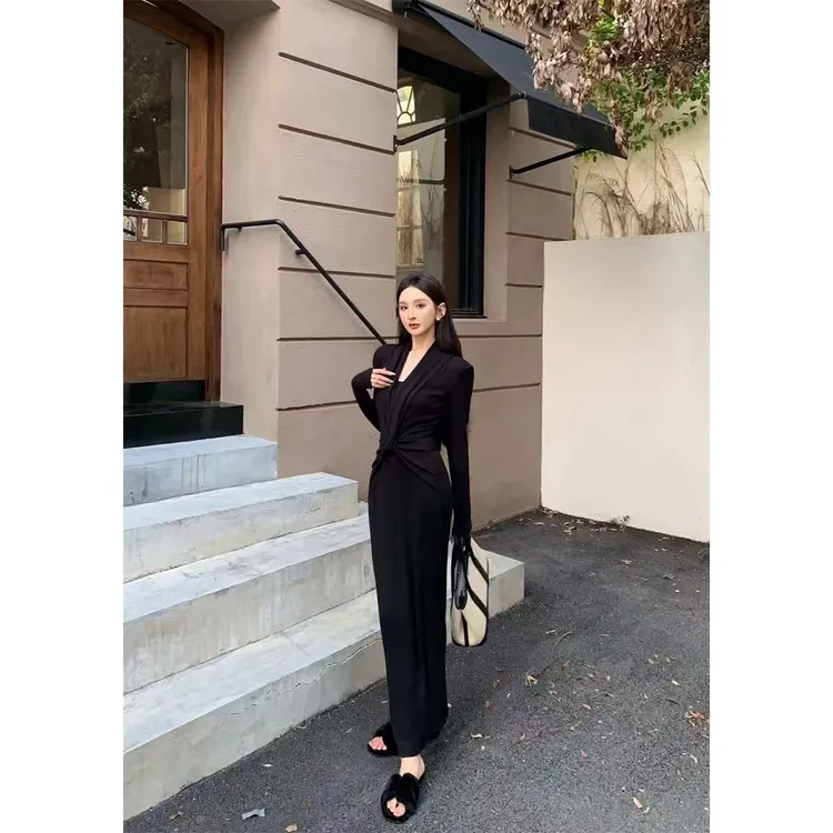 设计感法式V领高级感气质修身显瘦绝美连衣长裙