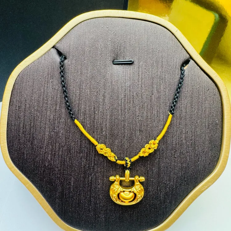 #足金999黄金 元宝锁 黑绳编织