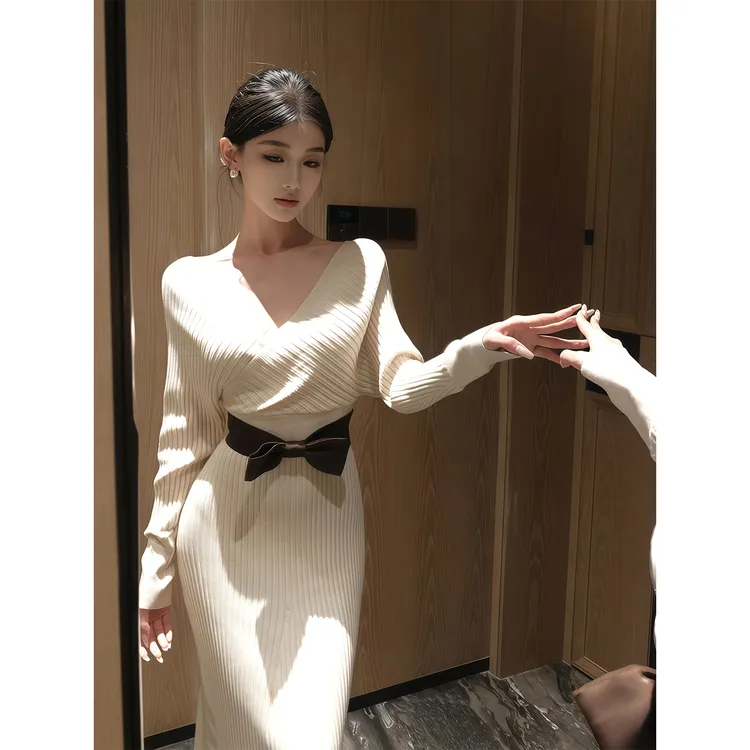 纯欲性感风V领交叉长袖连衣裙女早秋新款修身显瘦气质包臂中长裙