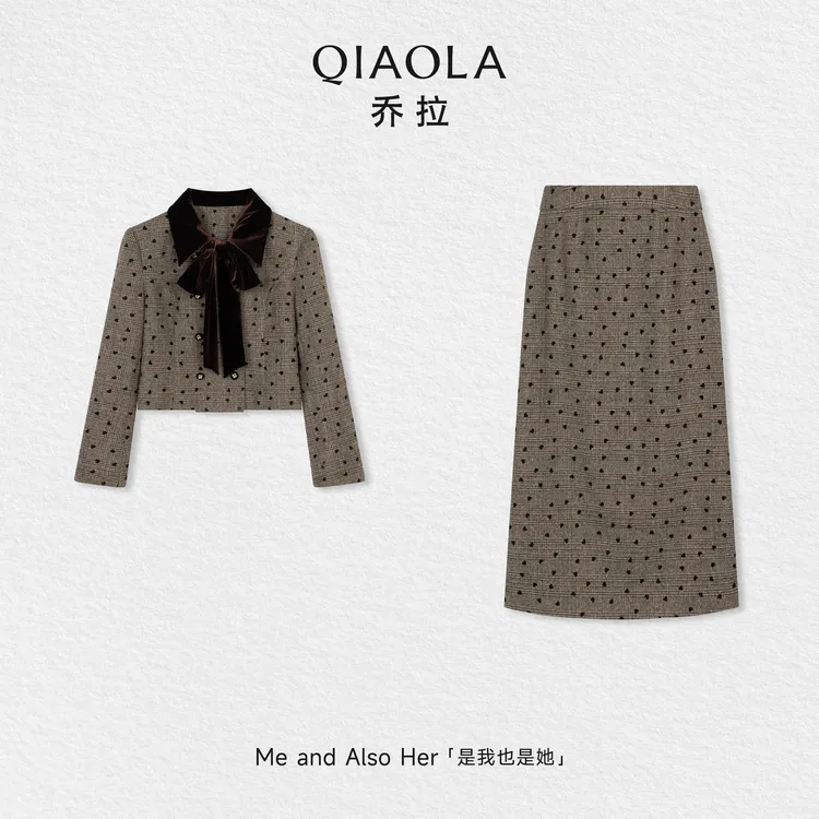 QIAOLA/乔拉【轻缕冬日】秋冬梭织丝绒翻领纽扣上衣时尚简约A字长裙