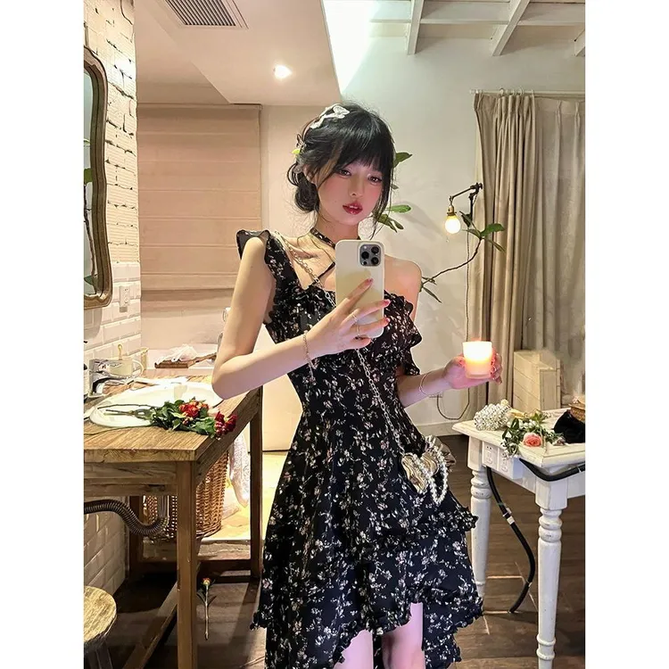 2025新款夏季碎花吊带裙新款方领收腰显瘦不规则设计感连衣裙超仙