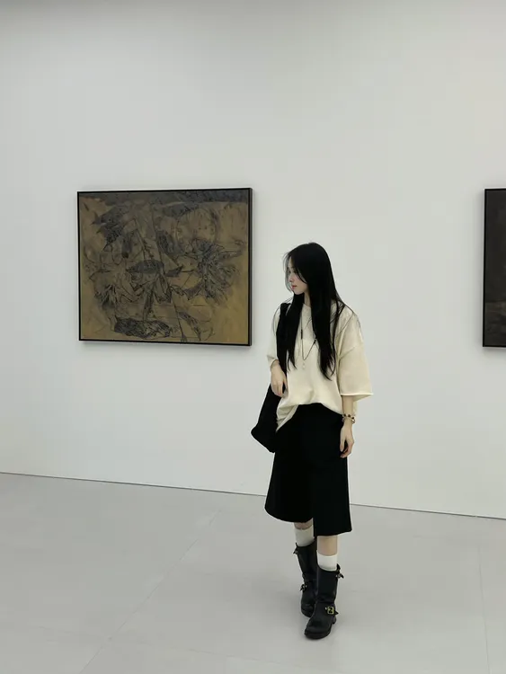 2025早秋新款韩系设计感白色圆领五分袖宽松针织衫黑色阔腿短裤