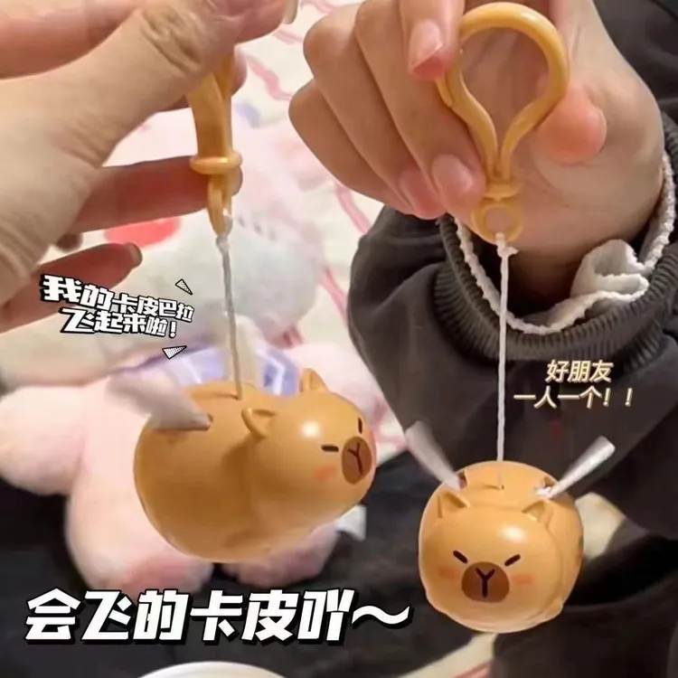 飞行飞天水豚拉线钥匙扣会飞的卡皮巴拉趣味背包情侣挂件