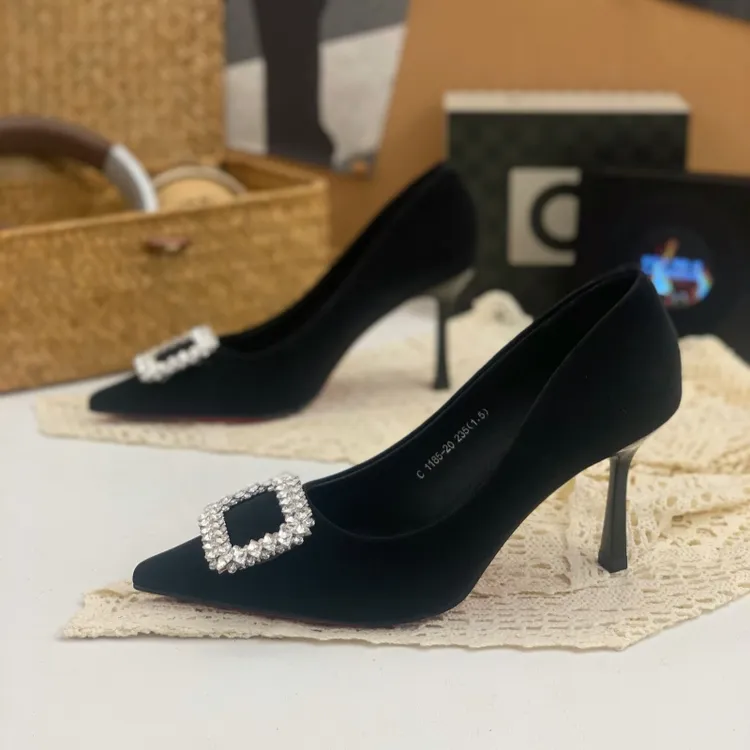 气质尖头浅口单鞋女2025秋季新款百搭一脚蹬水钻不累脚细跟高跟鞋