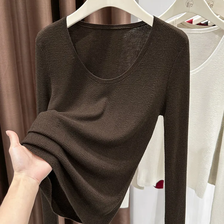咖色U领长袖针织上衣女气质内搭软糯修身打底衫秋冬新款内搭小衫