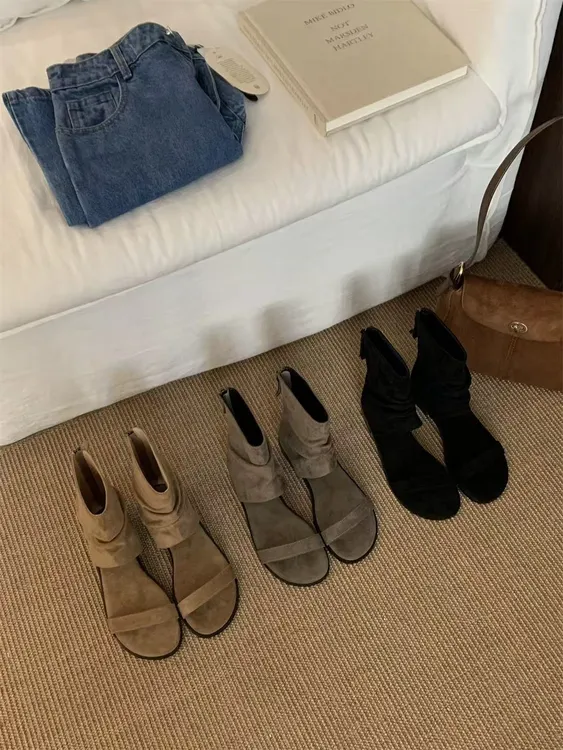 2025夏季新款时尚褶皱网红绒皮后拉链凉靴韩版露趾粗低跟罗马凉鞋