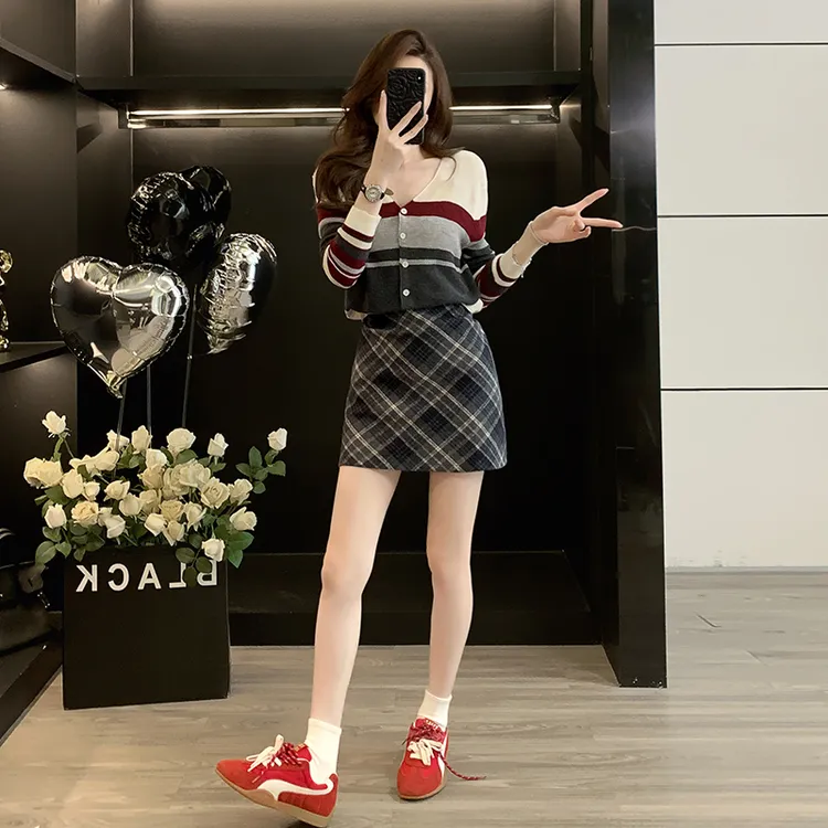 港风复古休闲套装女2025秋新款长袖开衫针织上衣短裙小个子两件套