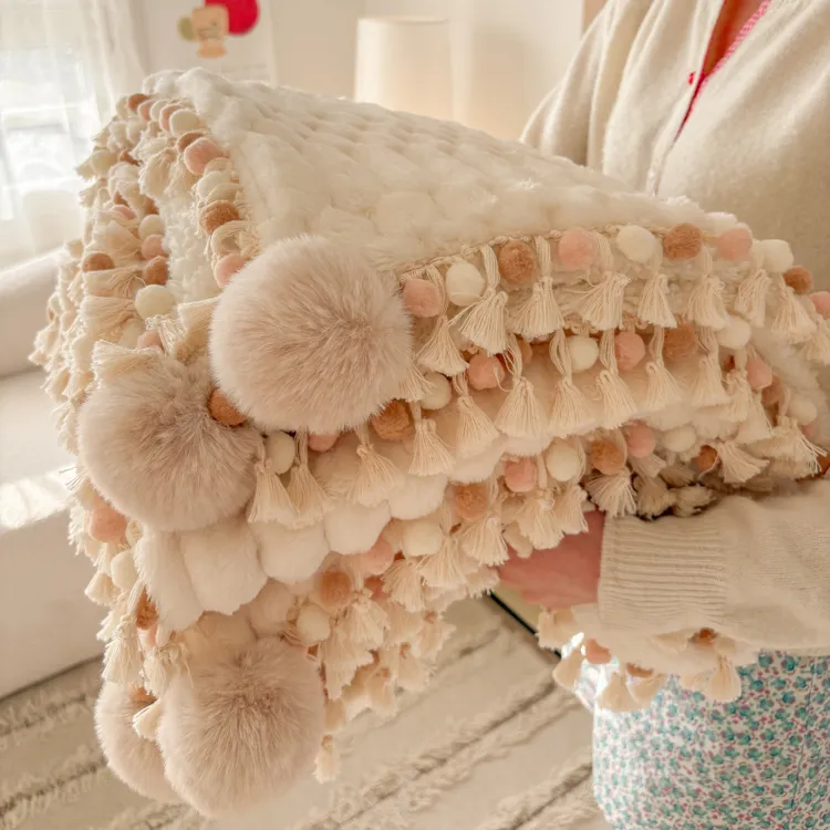2025新款奶芙绒毛毯加厚羊羔绒流苏球花边盖毯韩式公主风毛球毯子