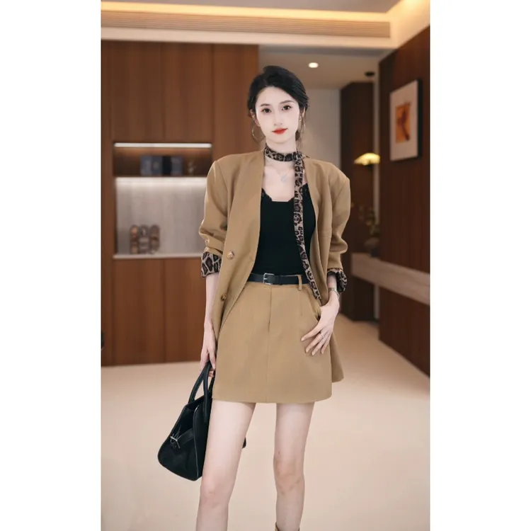 拉夏贝尔2025早秋新款高级感宽松款气质豹纹拼接西装短裙两件套装