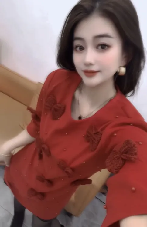 2025秋冬新款轻奢新年红短袖女设计感减龄显瘦百搭重工蝴蝶结上衣