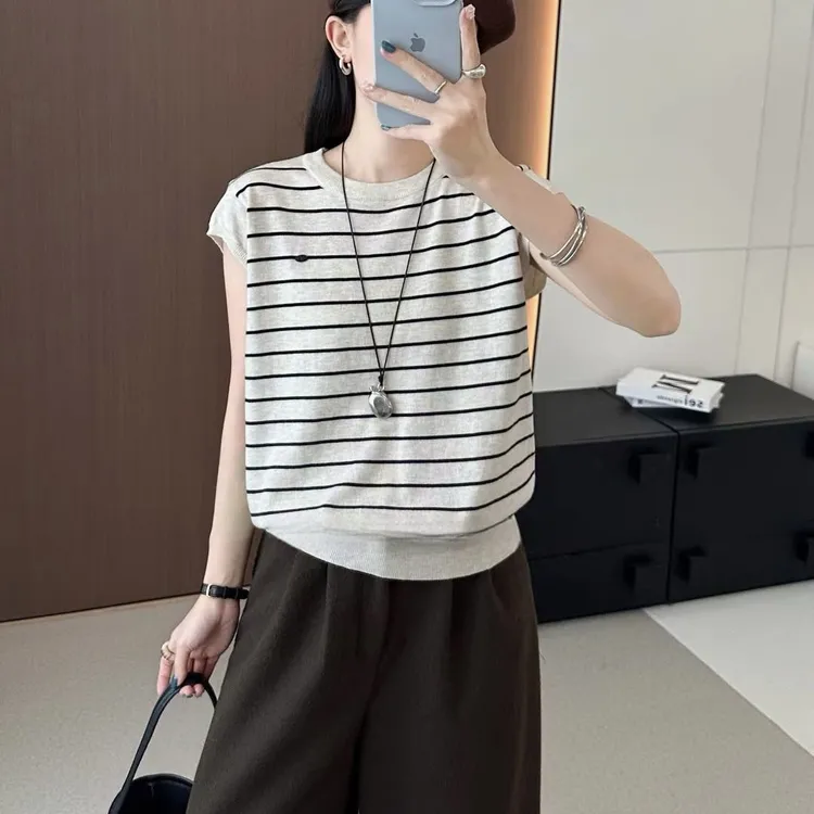 【心依阁铭品】25517显瘦百搭条纹背纽扣飞袖毛衣