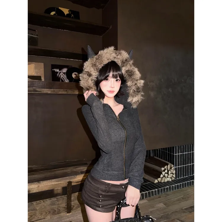 美式复古可拆卸毛领小恶魔连帽卫衣外套女秋短款上衣包臀钉珠短裤