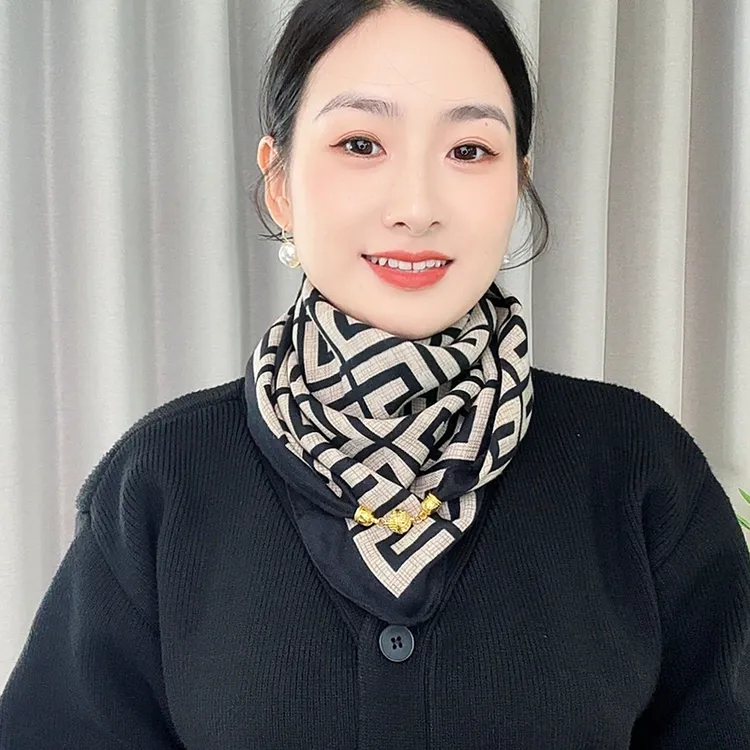 围巾女款爆款2025新款秋冬季保暖复古时尚百搭丝巾小方巾围脖披肩
