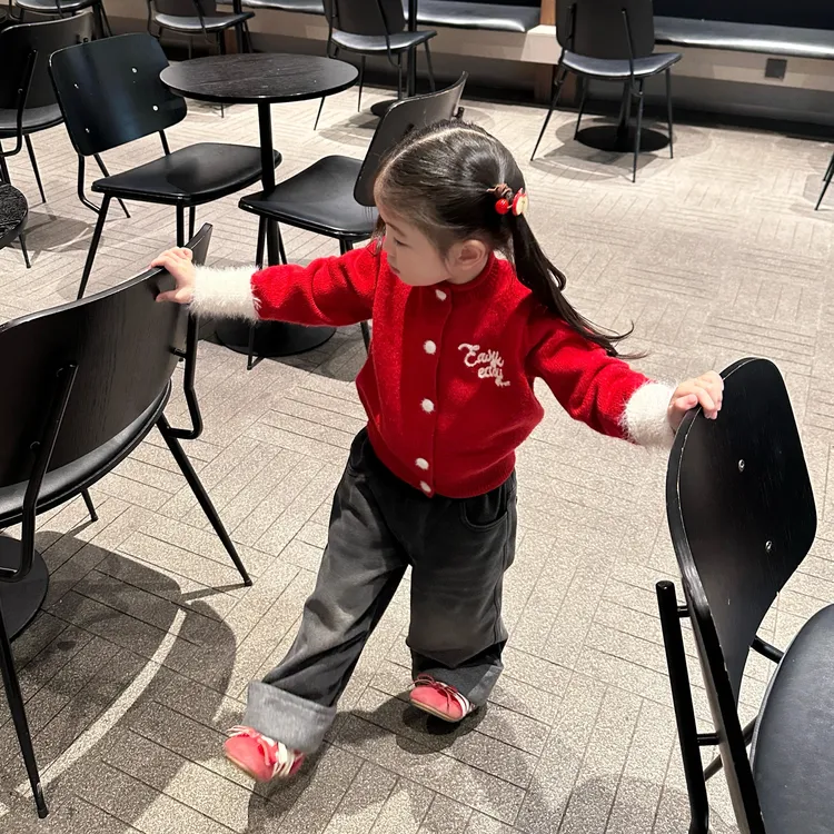 小思家2025冬季新款韩版洋气新年红针织衫牛仔裤女童休闲百搭套装