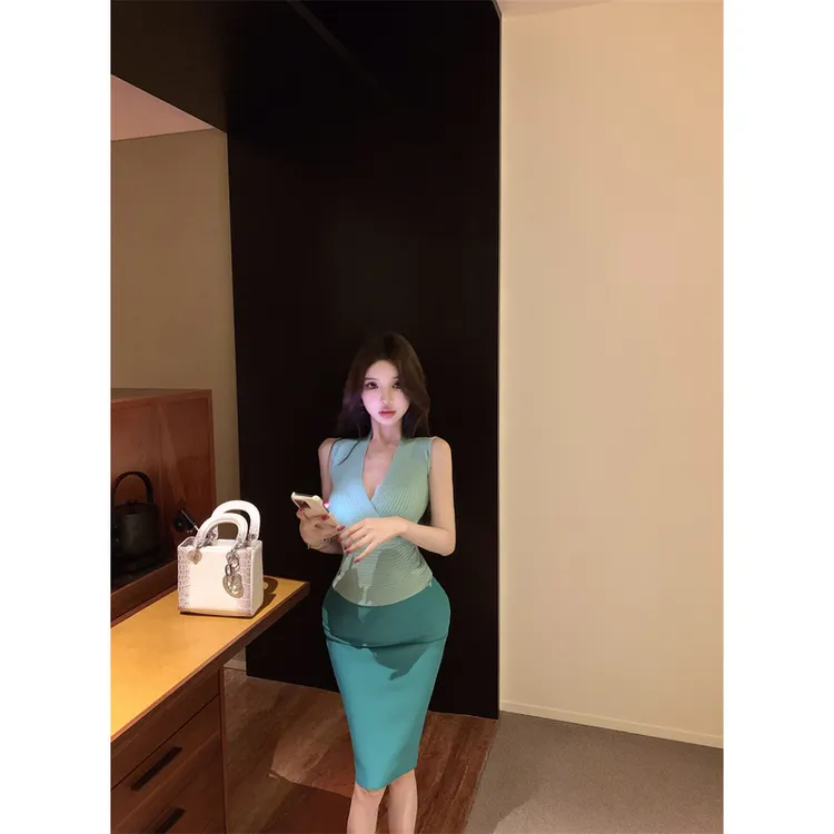 设计感纯欲风交叉V领无袖针织上衣高腰显瘦包臀半身裙套装女夏季