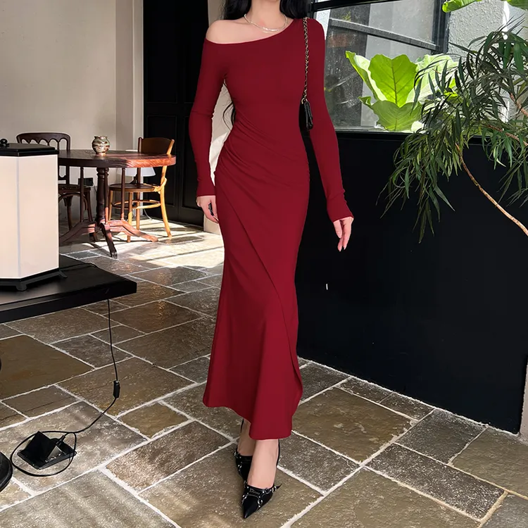 复古红性感气质斜肩连衣裙女2025早秋御姐气质修身开叉包臀长裙