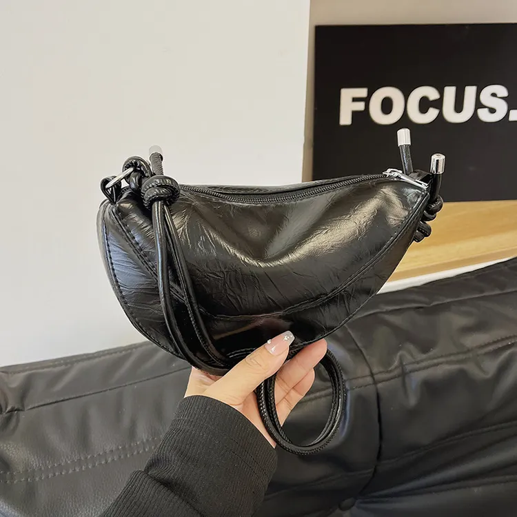 高级感软皮饺子包女潮流时尚半月牛角包2024新款洋气单肩斜跨女包