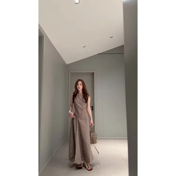 今年流行漂亮法式优雅轻奢高级感气质无袖条纹连衣裙简单大方裙子