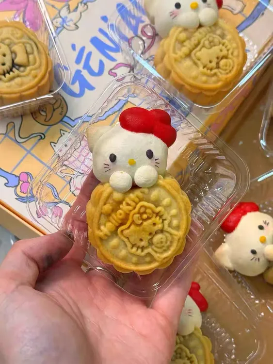 kitty立体蛋黄月饼4枚铁盒装莲蓉蛋黄桑葚蓝莓蛋黄传统新中式糕点