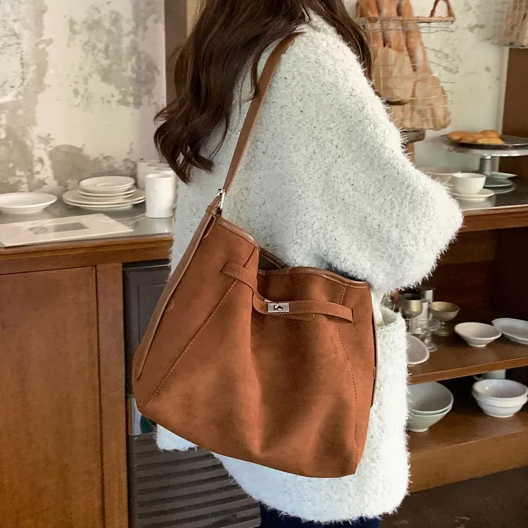 竹笋喵喵 质感绒面简约单肩包女2025秋冬超火上班百搭斜挎水桶包