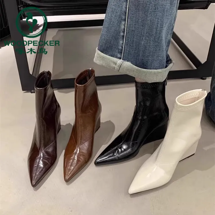 啄木鸟坡跟高跟短靴女2025新款秋冬尖头弹力瘦瘦靴黑色复古马丁靴