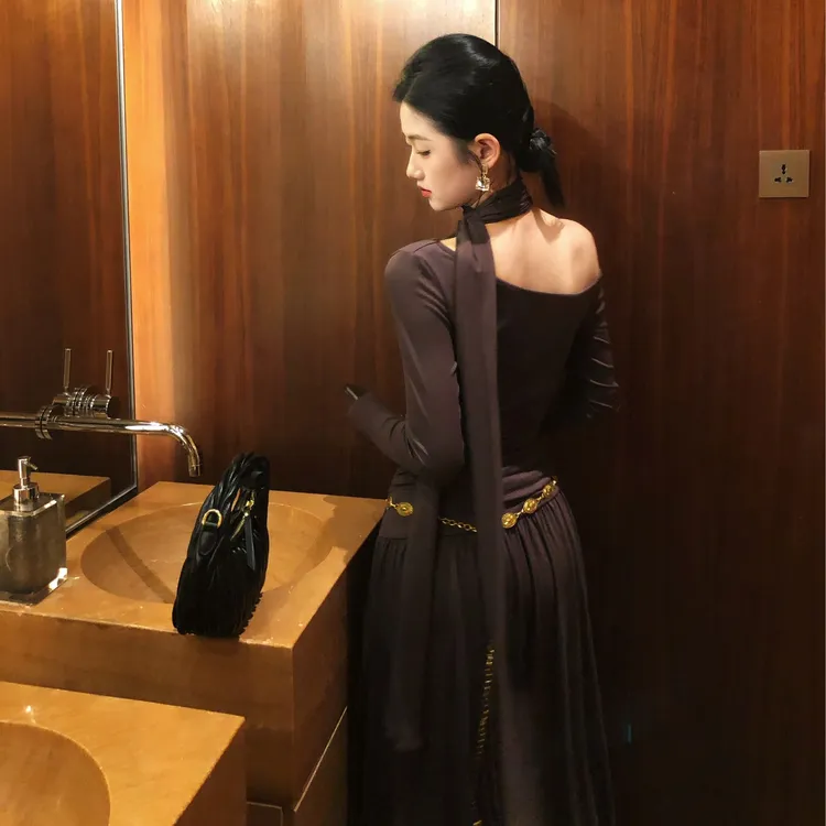 连衣裙法式长裙褶皱春秋气质裙子美式复古休闲长袖性感斜肩垂感裙